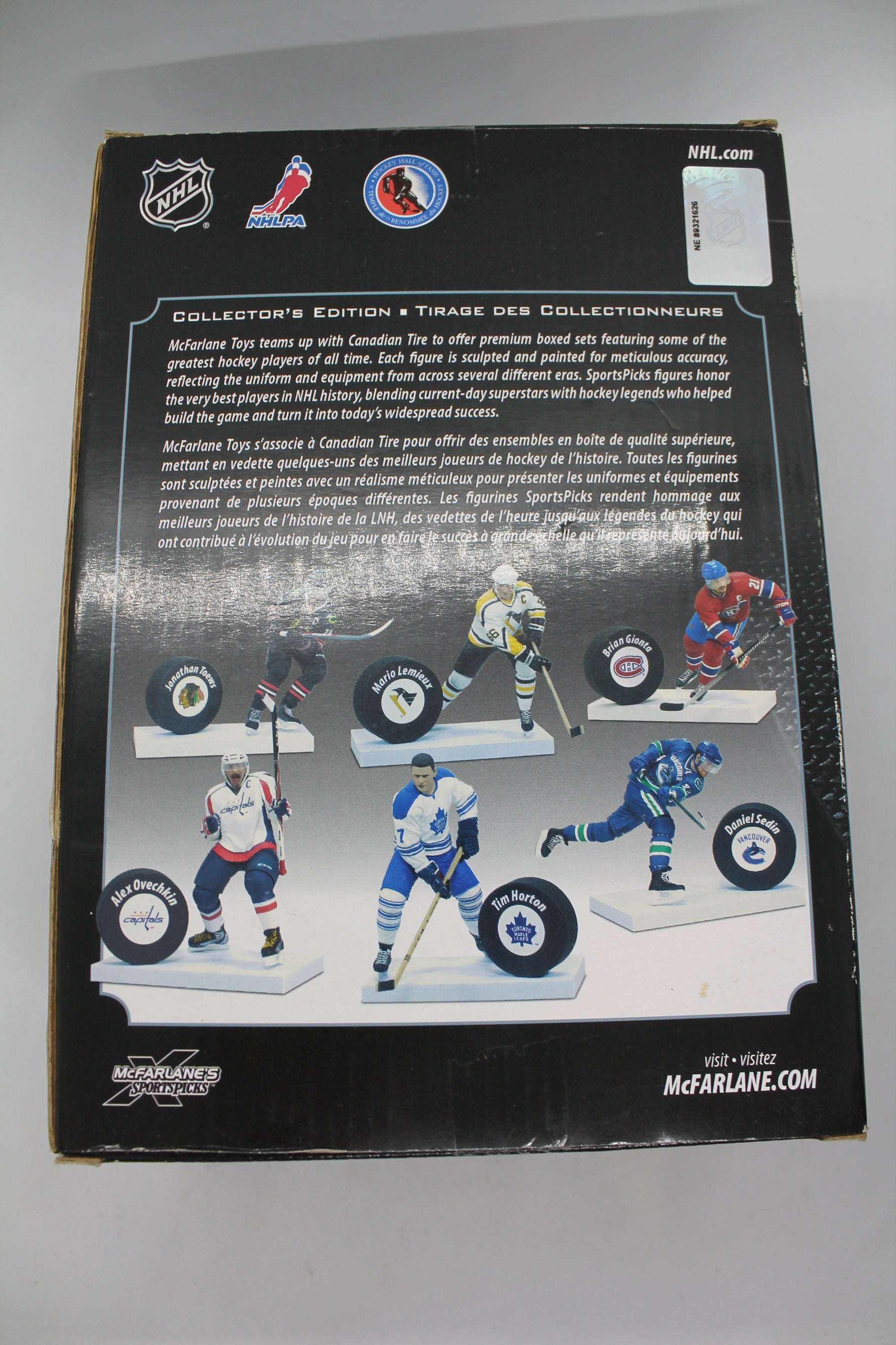 Jonathan Toews Collector's Edition Mcfarlane - Blackhawks - Black Jersey with Puck