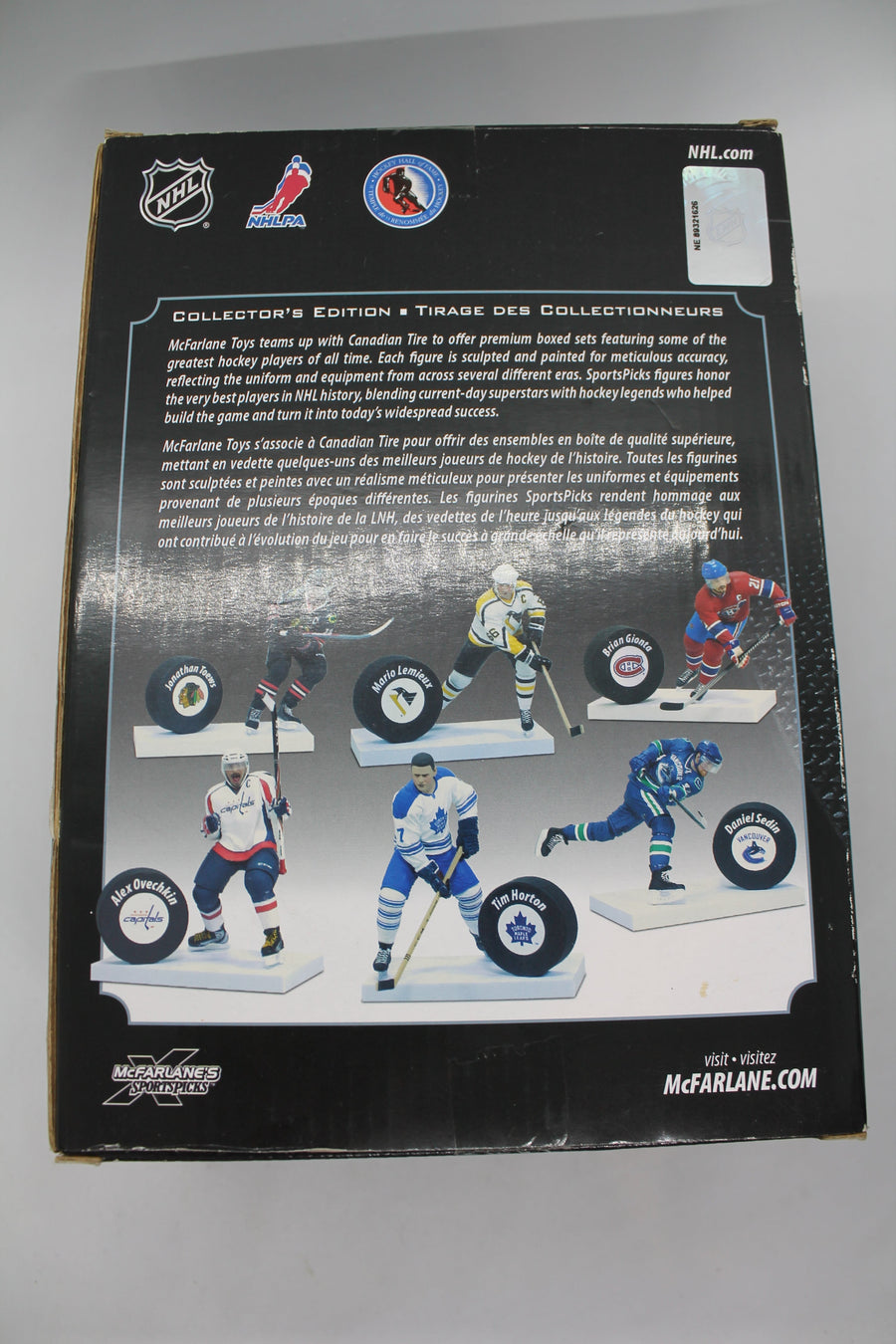 Jonathan Toews Collector's Edition Mcfarlane - Blackhawks - Black Jersey with Puck