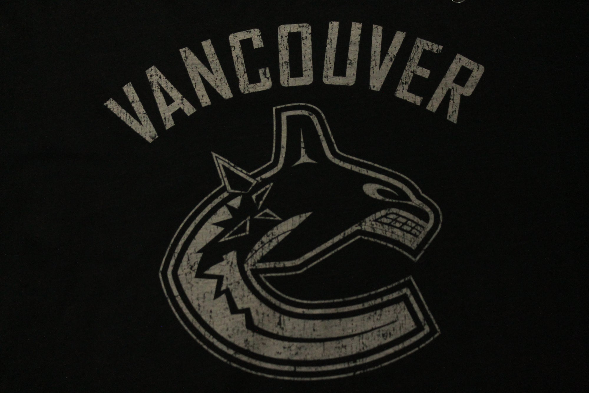 NHL Vancouver Canucks Men's Old Time Hockey Leonard L/S Tee (Black & Grey)