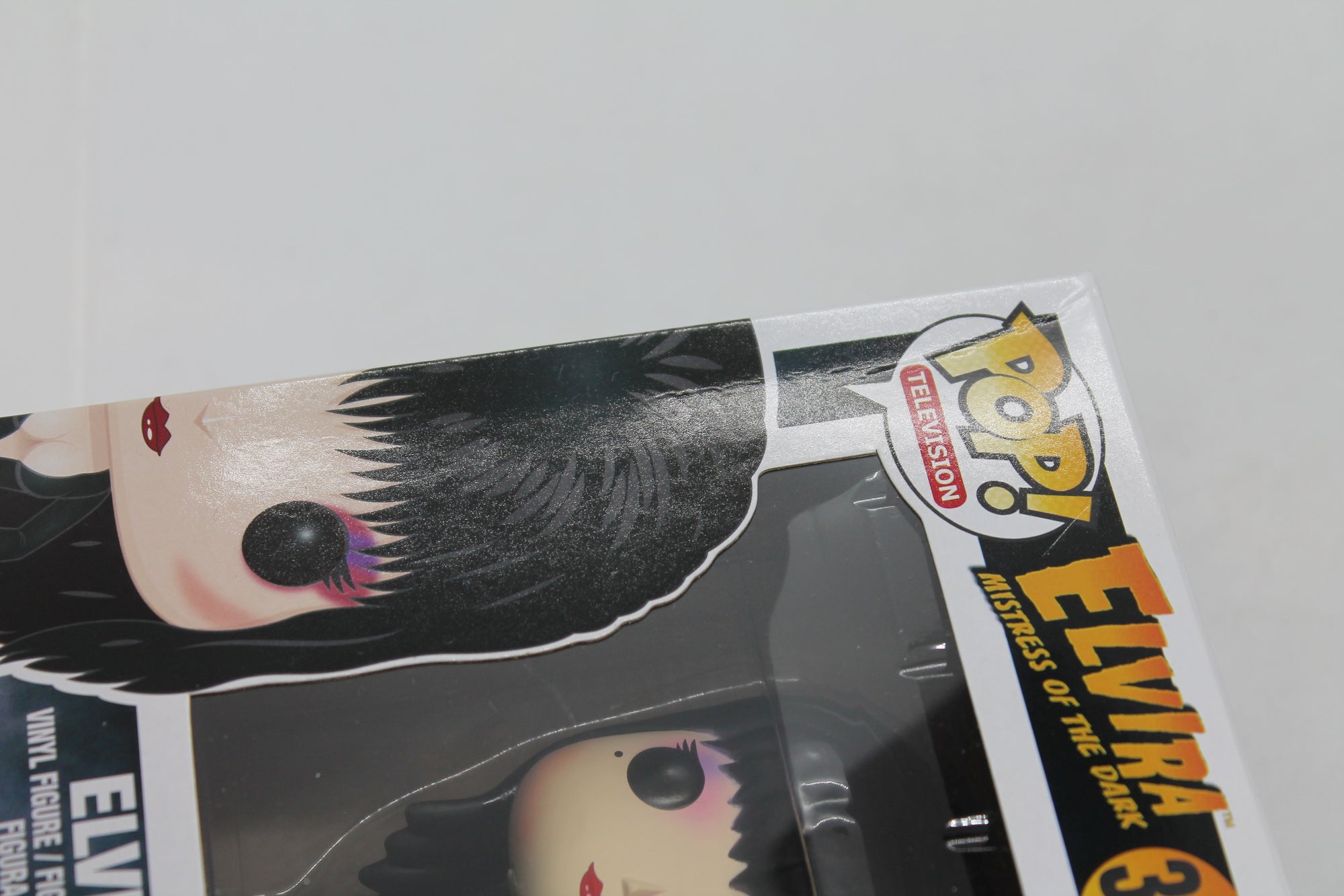 Funko POP Elvira #375 - Mistress of the Dark - damaged (see pictures)
