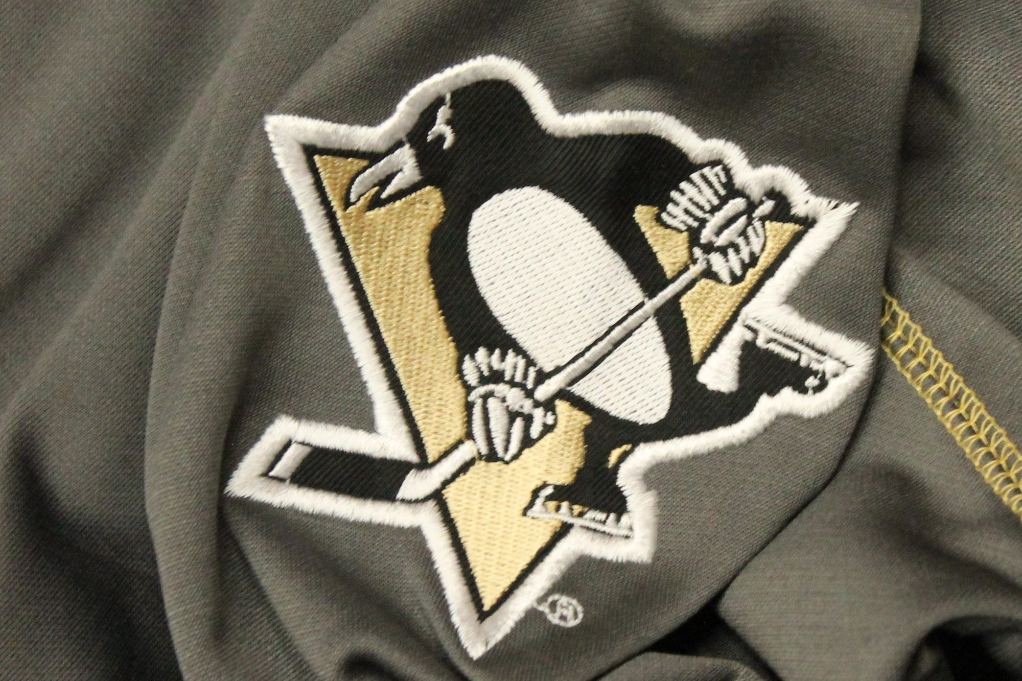 NHL Pittsburgh Penguins Men's Majestic Longsleeve Zip-Up Track Jacket - XLarge (Sale)